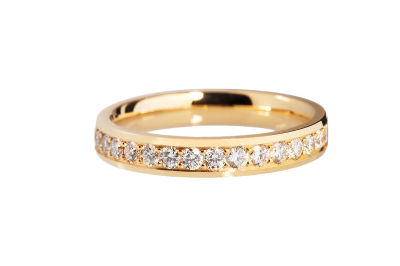 Ein Diamant Ring in Gelbgold in der Fassart Neo-Kanal mit Brillanten in 1.80 mm.