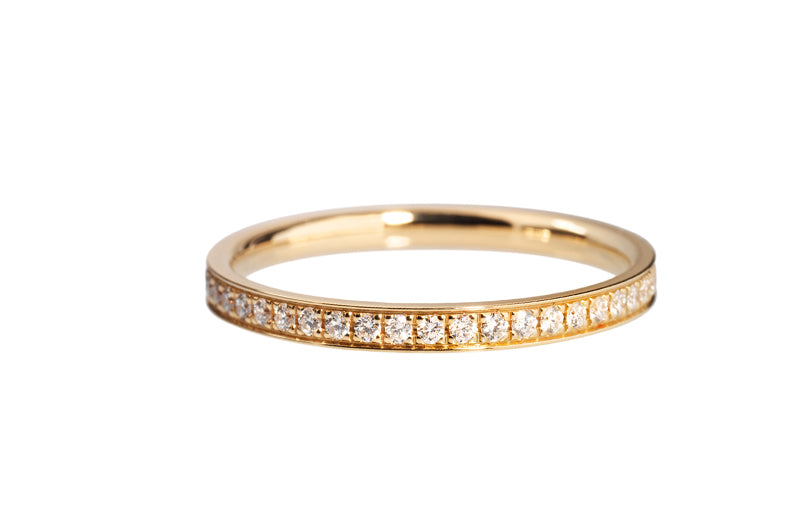 Ein Diamant Ring in Gelbgold in der Fassart Pavé mit Brillanten in 1.10 mm.