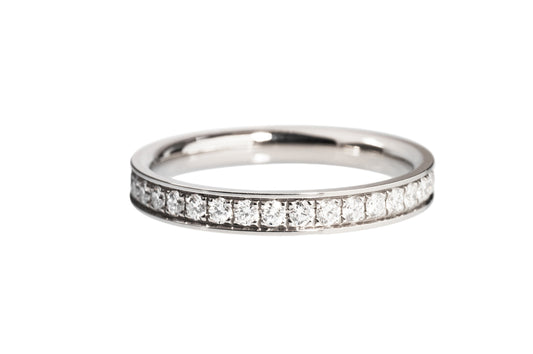 Ein Diamant Ring in Weissgold in der Fassart Pavé mit Brillanten in 1.50 mm.