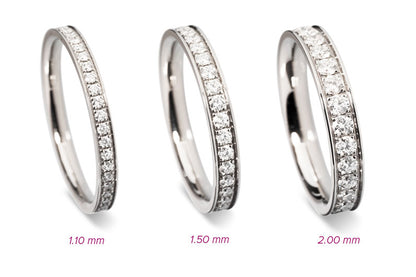 Pavé Ringe in Weissgold sind mit Brillanten in den Grössen 1.10 mm, 1.50 mm und 2.00 mm verfügbar.